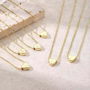 Collana cuore iniziale oro ciondolo catena scatola dettaglio gioiello primo piano