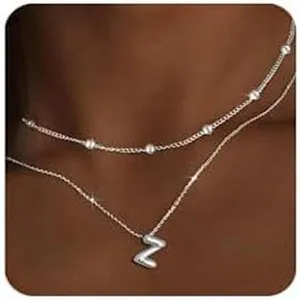 Vista dettagliata di una collana d'argento doppia con perline e un grazioso ciondolo lettera Z.