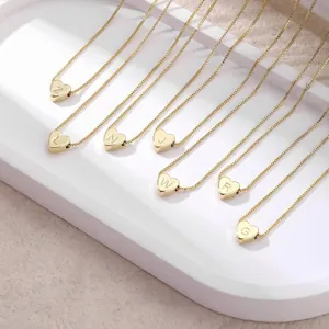 Collana con ciondolo a cuore iniziale placcato oro 14k con catena a scatola delicata.