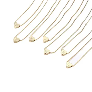 Set collana con ciondolo a cuore iniziale dorato, gioielli con alfabeto a catena delicata.