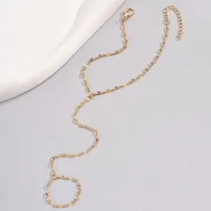 Vue détaillée d'un délicat bracelet de chaîne de doigt doré, bijoux de main élégants pour femmes.