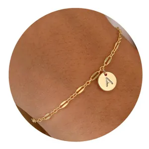 Vue de détail du bracelet lettre dorée avec chaîne à maillons élégante pour femmes.