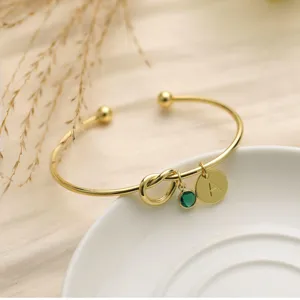 Bracciale rigido dorato con pietra natale e iniziale, charm personalizzato per donna