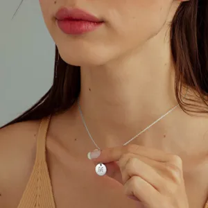 Detail van zilveren initiële muntketting, elegante 26 letters hanger sieraden voor dames.