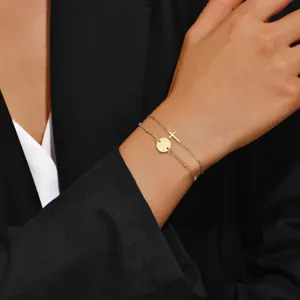 Bracciale multistrato dorato con lettera iniziale, croce e ciondolo a moneta per donna moda.