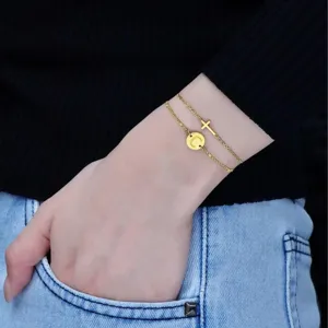 Bracciale a doppio strato in oro con iniziale C e croce al polso vista principale prodotto