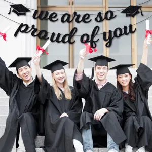 Μαύρο πανό αποφοίτησης We Are So Proud Of You με χρυσόσκονη για διακόσμηση πάρτι