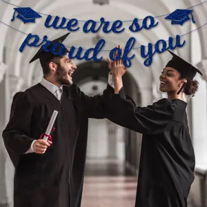 Μπλε γκλίτερ πανό αποφοίτησης We are so proud of you για διακόσμηση πάρτι αποφοίτησης 2027.