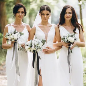 Elegant silver necklace for women, perfect bridesmaid gift and stylish daily jewelry accessory.