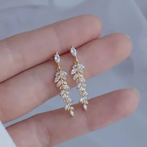 Pendientes colgantes de hoja de circonita chapados en oro joyeria de boda elegante.