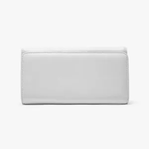Primo piano della texture del portafoglio in pelle bianca unita, design pieghevole pulito.