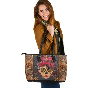 Nahaufnahme der stilvollen Ledertasche mit einzigartigem Totenkopf- und Blumenmuster.