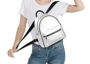 Detailansicht des weißen Freizeitrucksacks mit glatter Ledertextur und Reißverschlüssen.