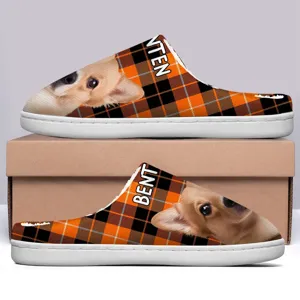 Detailansicht der Karoschuhe mit Welpenprint, individuellem Namen und weichem Plüschfutter.