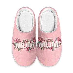 Gemütliche rosa Plüsch-Baumwollhausschuhe mit Muttertag-Blumenprints und MOM-Schriftzug.