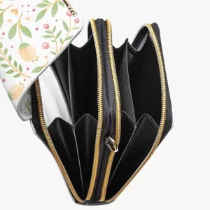 Vista detallada de cartera de mujer de piel PU con solapa floral impresa y cremalleras doradas.