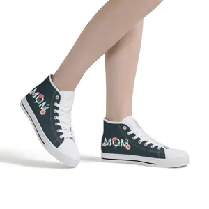 Scarpe da ginnastica alte in tela con stampa floreale MOM per la festa della mamma indossate.