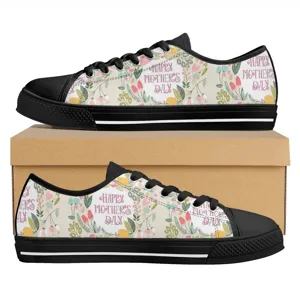 Unisex Low-Top Canvas Sneakers mit Happy Mother's Day Blumenmuster und schwarzer Gummikappe.