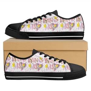 Low-Top-Segeltuch-Sneakers mit Muttertag-Druckmuster, schwarzer Kappe und Schnürung.