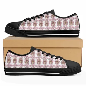 Bequeme niedrige Sneaker mit süßem MAMA-Muster für den modischen Freizeitstil.