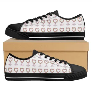 Personalisierte Muttertag Print Low Top Segeltuch Sneaker mit schwarzer Kappe und Schnürung.