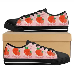 Unisex Low-Top-Canvas-Sneakers mit süßem Erdbeer-Druck und schwarzer Zehenkappe für Freizeit