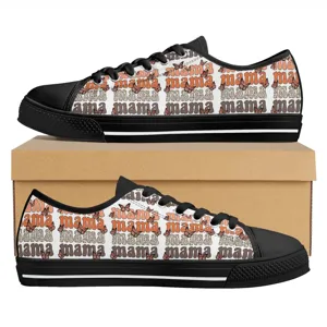 Damen Low-Top-Canvas-Sneaker mit stilvollem Mama Buchstaben Schmetterlingsdruck.