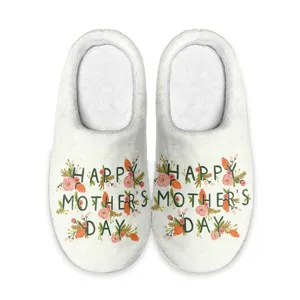 Weisse pluesch hausschuhe mit froehlichem muttertag blumenprint von oben ansicht