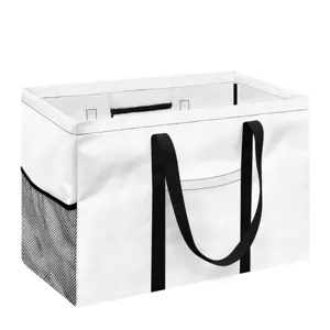 Bolsa organizadora plegable blanca con asas negras y bolsillos laterales de malla.