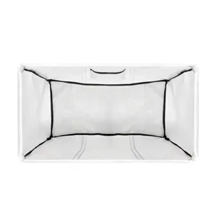 Vista detallada del interior de un cesto de ropa blanco plegable con bordes negros y soportes.