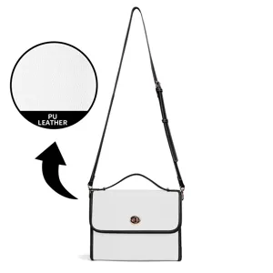 Detalle de bolso bandolera de piel PU blanca con borde negro y cierre dorado elegante.