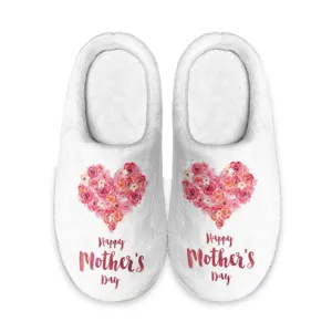 Flauschige Hausschuhe für Damen mit einem süßen Blumenherz und schönem Muttertagsdesign.