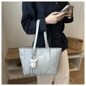 Sac cabas fourre-tout argenté motif léopard élégant avec charm en peluche adorable.