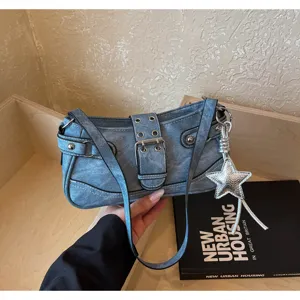 Ρετρό τσάντα ώμου denim με μεταλλική αγκράφα, καψούλια και γυαλιστερό αστέρι μενταγιόν.