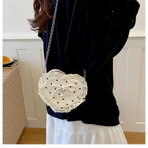 Joli sac bandoulière mini en forme de cœur avec nœud, dentelle et pois pour femmes.