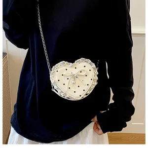 Sac bandoulière cœur mignon pour femme, avec bordure en dentelle, nœud et pois élégants.