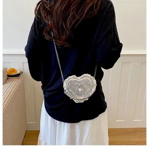 Vue détaillée du sac bandoulière mignon en forme de cœur avec bordure en dentelle.
