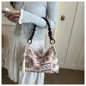 Chic borsa a mano ricamata in stile cinese con manico di perline di legno e nappa.