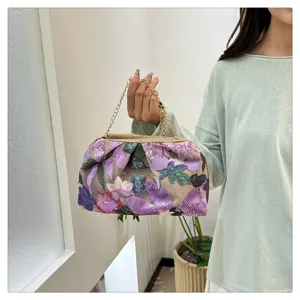 Borsa a tracolla da sera floreale ricamata di paillettes chic con catena dorata.