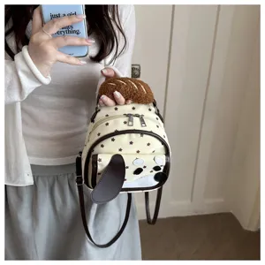 Vista dettagliata del mini zaino cucciolo carino con stelle marroni, manico soffice e orecchie.