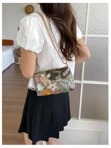 Stijlvolle schoudertas met pailletten borduurwerk en ketting, modieus bloemendesign voor dames.
