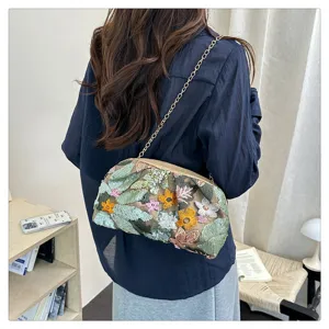 Borsa a tracolla alla moda con catena e fiori ricamati di paillettes elegante pochette da sera.