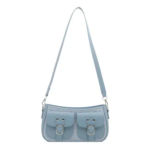 Damen hellblaue Umhängetasche Baguette Tasche mit Doppeltaschen vorne und Sternenmuster. Stilvoll.