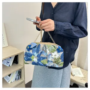 Vista dettagliata della borsa pochette a catena con paillettes floreali, borsa.