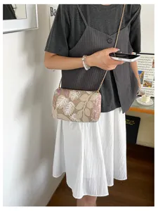 Chique geborduurde ketting crossbody tas voor dames, stijlvolle schoudertas met bladerpatroon.