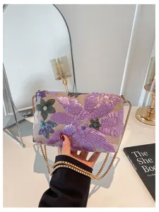 Prachtig detail van pailletten bloemenborduurwerk op chique ketting schoudertas.