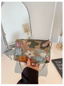 Gedetailleerd overzicht van modieuze paillettengeborduurde bloemen schouderketting tas.