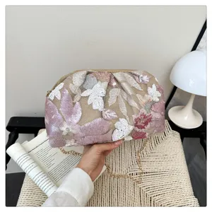Squisita borsa da sera con fiori ricamati di paillettes e catena metallica vista dettagli.