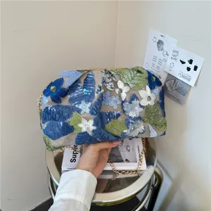 Elegante borsa a tracolla floreale ricamata di paillettes con catena per donna