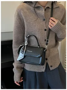 Sac bandoulière élégant en cuir PU avec poignée et décoration de foulard chic pour femme.